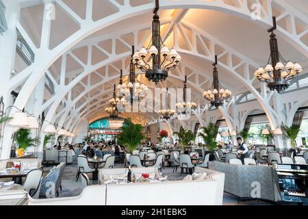 SINGAPUR - CA. JANUAR 2016: Innenaufnahme des Restaurants Clifford Pier im Fullerton Bay Hotel, gelegen an der Marina Bay. Stockfoto