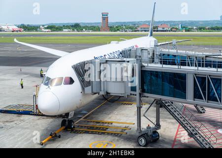 DENPASAR, INDONESIEN - CA. MÄRZ 2019: Eine Boeing 787 Dreamliner von Singapore Airlines am internationalen Flughafen Denpasar, auch bekannt als Ngurah Rai Internat Stockfoto