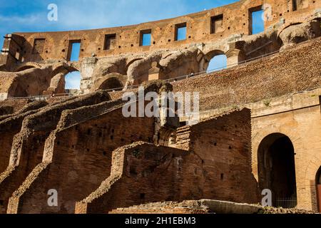 Rom, Italien, April, 2018: das Innere des berühmten Kolosseum in Rom Stockfoto