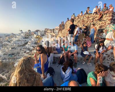 Santorini, Griechenland, 2. August 2021. Die Menge wartet darauf, den Sonnenuntergang in Oia zu fotografieren Stockfoto