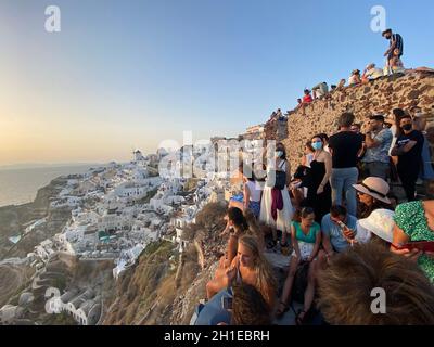 Santorini, Griechenland, 2. August 2021. Die Menge wartet darauf, den Sonnenuntergang in Oia zu fotografieren Stockfoto