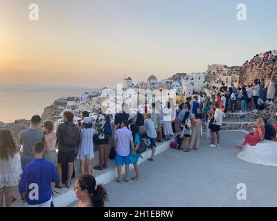Santorini, Griechenland, 2. August 2021. Die Menge wartet darauf, den Sonnenuntergang in Oia zu fotografieren Stockfoto
