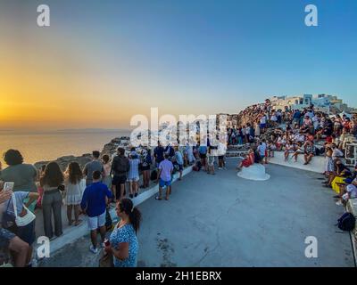 Santorini, Griechenland, 2. August 2021. Die Menge wartet darauf, den Sonnenuntergang in Oia zu fotografieren Stockfoto