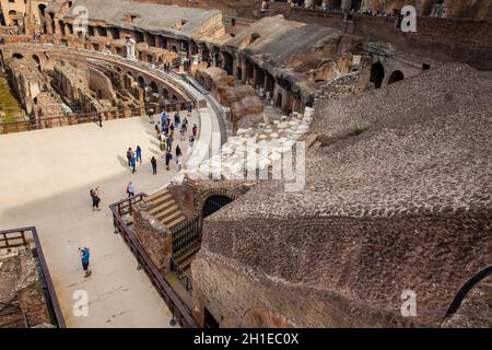 Rom, Italien, April, 2018: Blick in das Innere der Römischen Kolosseum, die Arena und das Hypogeum in einem schönen sonnigen Tag Stockfoto