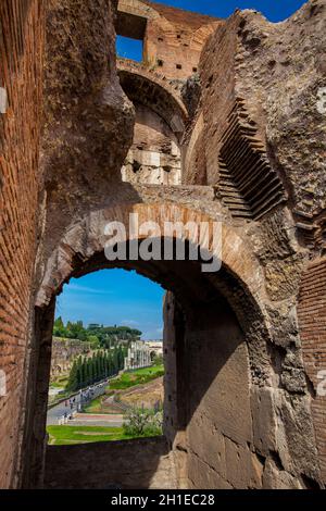 Rom, Italien, April, 2018: Der Bogen des Titus und der Via Sacra aus dem Kolosseum gesehen Stockfoto