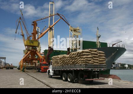 ilheus, bahia / brasilien - 26. märz 2012: Im Hafen von Ilheus, der aus der Elfenbeinküste exportiert wird, werden Arbeiter beim Auslaufen von Kakaobohnen beobachtet. *** Lokale Obergrenze Stockfoto