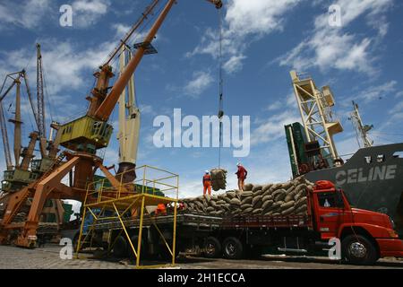 ilheus, bahia / brasilien - 26. märz 2012: Im Hafen von Ilheus, der aus der Elfenbeinküste exportiert wird, werden Arbeiter beim Auslaufen von Kakaobohnen beobachtet. *** Lokale Obergrenze Stockfoto