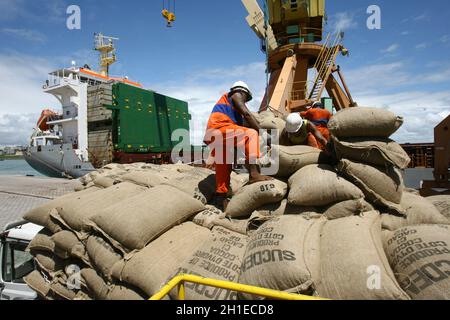 ilheus, bahia / brasilien - 26. märz 2012: Im Hafen von Ilheus, der aus der Elfenbeinküste exportiert wird, werden Arbeiter beim Auslaufen von Kakaobohnen beobachtet. *** Lokale Obergrenze Stockfoto