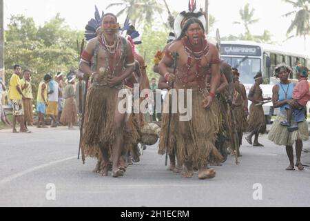 porto seguro, bahia / brasilien - 4. juli 2009: Pataxo-Indianer werden bei einer Demonstration auf der Bundesstraße BR 367 in Porto Seguro gesehen, aufgrund einer gem Stockfoto