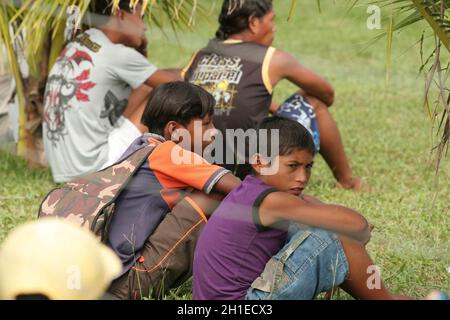 salvador, bahia / brasilien - 13. april 2009: Pataxo-Indianer werden in einer indigenen Schule im Dorf Barra Velha in der Gemeinde Porto Seg gesehen Stockfoto