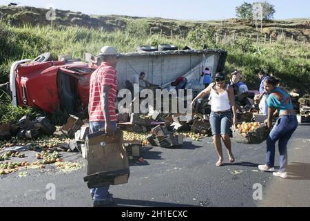teixeira de freitas, bahia / brasilien - 28. juli 2018: LKW, der in einen Unfall verwickelt ist, hat seine Ladung auf der BR 101 in Teixeira de Freitas geplündert. *** Lo Stockfoto