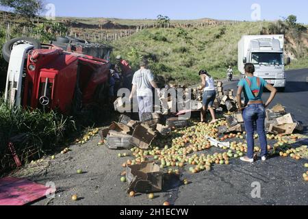 teixeira de freitas, bahia / brasilien - 28. juli 2018: LKW, der in einen Unfall verwickelt ist, hat seine Ladung auf der BR 101 in Teixeira de Freitas geplündert. *** Lo Stockfoto
