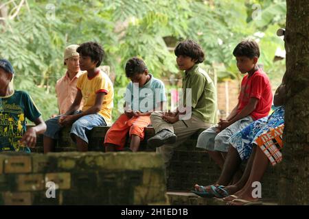 salvador, bahia / brasilien - 13. april 2009: Pataxo-Indianer werden in einer indigenen Schule im Dorf Barra Velha in der Gemeinde Porto Seg gesehen Stockfoto