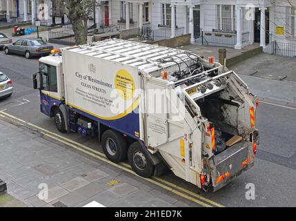 LONDON, Großbritannien - 09 April: Große Müllwagen in London am 09 April, 2010. Recycling Abfall-LKW auf der Straße in Westminster London, Vereinigtes König Stockfoto