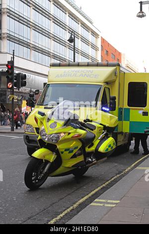 LONDON, GROSSBRITANNIEN - 28 Dezember: Krankenwagen responder in London am 28. Dezember 2009. Krankenwagen Motorrad- und Not van an Street in London, Stockfoto