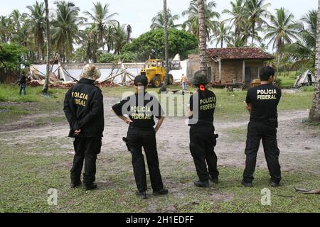 ilheus, bahia / brasilien - 1. februar 2012: Bundespolizisten führen den Wiedereinsetzungsbefehl für den von der Tupinamba Indio besetzten Hof durch Stockfoto