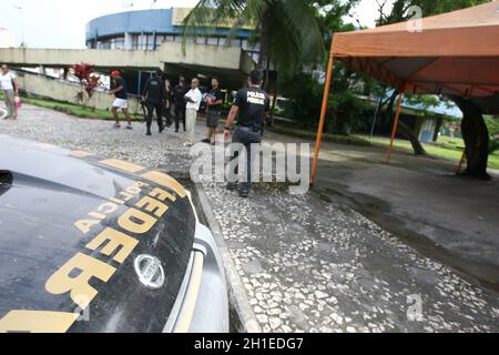 itabuna, bahia / brasilien - 13. dezember 2011: Bundespolizisten führen Durchsuchungs- und Haftbefehl beim Stadtrat zur Untersuchung von Missa durch Stockfoto