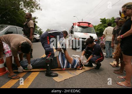 porto seguro, bahia / brasilien - 30. dezember 2010: Samu-Retter warten auf einen Motorradfahrer, der an einem Unfall auf der Autobahn BR 367 in Porto Seguro beteiligt ist. Stockfoto