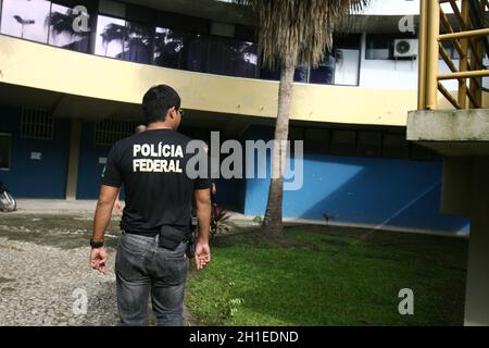 itabuna, bahia / brasilien - 13. dezember 2011: Bundespolizisten führen Durchsuchungs- und Haftbefehl beim Stadtrat zur Untersuchung von Missa durch Stockfoto