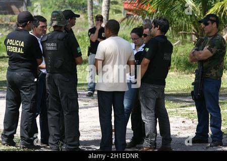 ilheus, bahia / brasilien - 1. februar 2012: Bundespolizisten führen den Wiedereinsetzungsbefehl für den von der Tupinamba Indio besetzten Hof durch Stockfoto