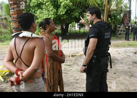 ilheus, bahia / brasilien - 1. februar 2012: Bundespolizisten führen den Wiedereinsetzungsbefehl für den von der Tupinamba Indio besetzten Hof durch Stockfoto