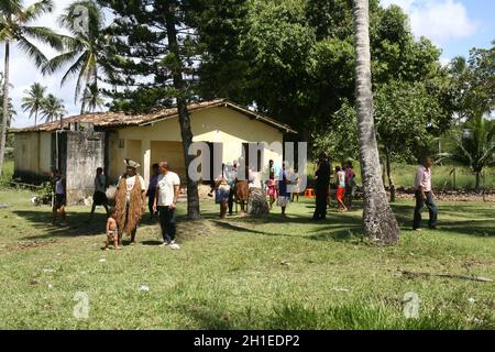 ilheus, bahia / brasilien - 1. februar 2012: Bundespolizisten führen den Wiedereinsetzungsbefehl für den von der Tupinamba Indio besetzten Hof durch Stockfoto