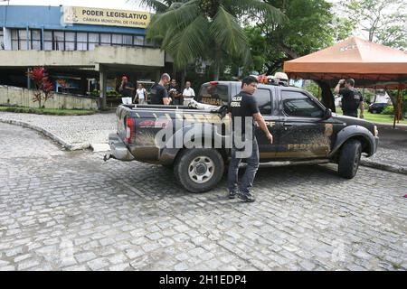 itabuna, bahia / brasilien - 13. dezember 2011: Bundespolizisten führen Durchsuchungs- und Haftbefehl beim Stadtrat zur Untersuchung von Missa durch Stockfoto