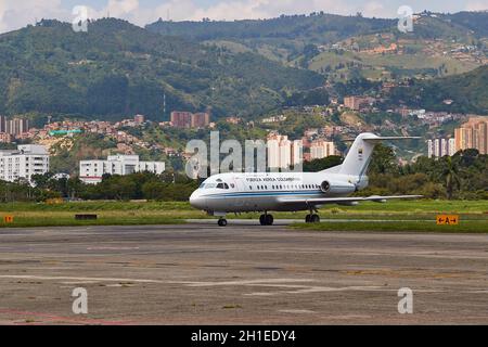 MEDELLIN, KOLUMBIEN - um 2019: Fokker F28-Düsenflugzeug der kolumbianischen Luftwaffe auf dem internationalen Flughafen Olaya Herrera in Medellin, Kolumbien. Die sma Stockfoto