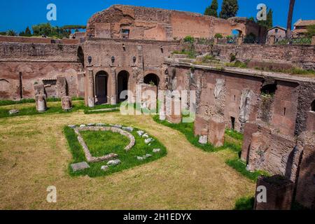 Rom, Italien, April 2018: Touristen, die in das Stadion des Domitian auf dem Palatin in Rom Stockfoto