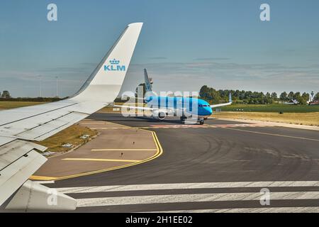 AMSTERDAM, NIEDERLANDE - UM 2019: KLM-Flugzeuge standen auf dem geschäftigen internationalen Flughafen Schiphol, Amsterdam, an Stockfoto