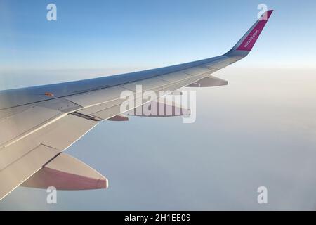 FLUGHAFEN EINDHOVEN, NIEDERLANDE - 23. SEPTEMBER 2019: Blick aus dem Flugzeugfenster in großer Höhe, sanfter Flug über den Wolken. Wizzair Flug von Stockfoto