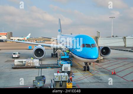 AMSTERDAM, NIEDERLANDE - 15. MAI 2019: Ladung in ein KLM Boeing 787 Dreamliner-Flugzeug am internationalen Flughafen Amsterdam Schiphol geladen Stockfoto
