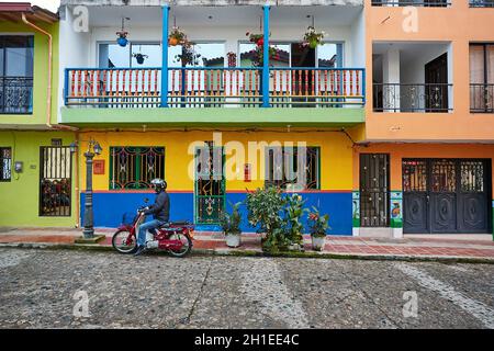 GUATAPE, KOLUMBIEN - UM 2019: Blick auf eine Straße im beliebten Ferienort Guatape, in der Nähe von Medellin, Antioquia Stockfoto
