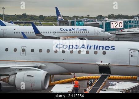 PANAMA-STADT, PANAMA- UM 2019: Flugzeuge von Copa Airlines an den Terminals des internationalen Flughafens von Panama City Tocumen Stockfoto