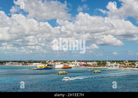 San Miguel de Cozumel, Mexiko - 24. April 2019: Stadtbild der Hauptstadt der Insel Cozumel, Mexiko, Karibik. Panoramablick vom Kreuzweg Stockfoto