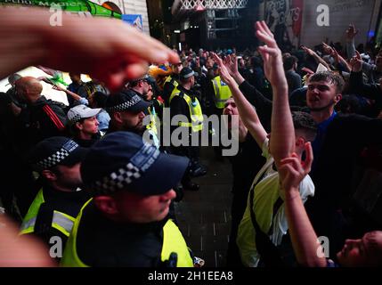 Datei-Foto vom 11-07-2021 von England-Fans stoßen im Piccadilly Circus, London, auf Polizei, nachdem Italien England bei den Strafen geschlagen hatte, um das UEFA Euro 2020-Finale zu gewinnen. England wurde angewiesen, ihr nächstes Heimspiel der UEFA hinter verschlossenen Türen zu spielen, wobei ein weiteres Spiel aufgrund der Unordnung beim EM 2020-Finale in Wembley ausgesetzt wurde, teilte die UEFA mit. Ausgabedatum: Montag, 18. Oktober 2021. Stockfoto