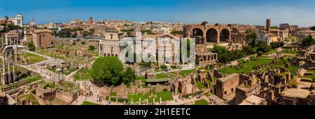 Rom, Italien, April, 2018: Blick auf die antiken Ruinen des Forum Romanum und dem Kolosseum in Rom Stockfoto
