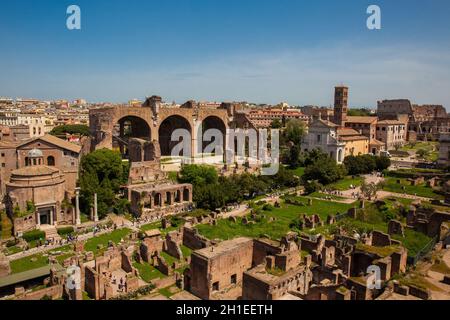 Rom, Italien, April, 2018: Blick auf die antiken Ruinen des Forum Romanum und dem Kolosseum in Rom Stockfoto