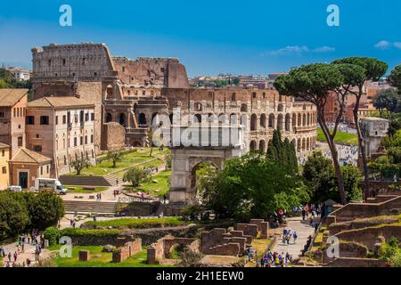 Rom, Italien, April 2018: Touristen, die in der berühmten Kolosseum und dem Konstantinsbogen in Rom Stockfoto