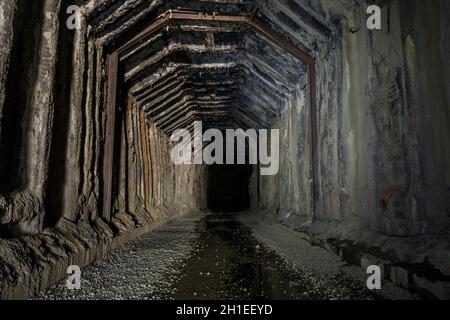 Donner Pass Summit-Eisenbahntunnel für die transkontinentale Eisenbahn auf der Strecke, auf der der erste Wagenzug nach Kalifornien einfuhr. Stockfoto