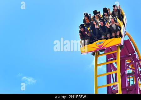 Datei-Foto vom 02/08/20 von Menschen, die die Fahrten auf Adventure Island in Southend on Sea, Essex genießen. Premierminister Boris Johnson hat bekannt gegeben, dass die Königin vereinbart hat, dass Southend nach dem Mord an dem Parlamentsabgeordneten Sir David Amess der Stadtstatus verliehen wird. Ausgabedatum: Montag, 18. Oktober 2021. Stockfoto