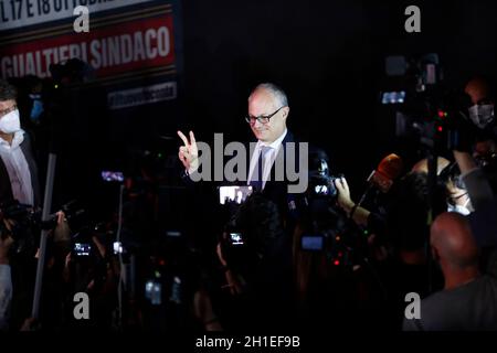 Rom, Italien. Oktober 2021. Der Kandidat Bürgermeister von Rom Roberto Gualtieri in der Pressekonferenz warten auf die Wahlergebnisse . Rom (Italien), 18. Oktober 2021Foto Samantha Zucchi Insidefoto Kredit: Insidefoto srl/Alamy Live News Stockfoto