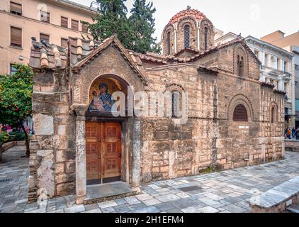 Die Kirche Panagia Kapnikarea, eine der ältesten orthodoxen Kirchen Athens, befindet sich im Zentrum der modernen Stadt, mitten in der Ermou-Straße Stockfoto