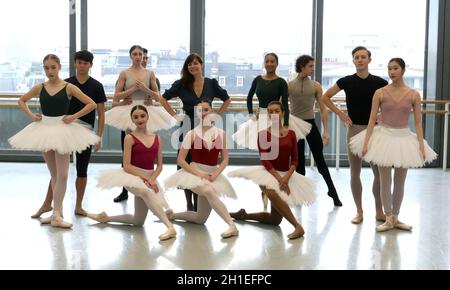 Das Royal Ballet, das Australian Ballet und das Bolschoi Ballet freuen sich, bekannt zu geben, dass über 50 Kompanien am bisher größten #WorldBalletDay teilnehmen werden, der aus sechs Kontinenten auf der ganzen Welt übertragen wird. Nehmen Sie im Vorfeld bis zum 19. Oktober an der größten globalen Tanzherausforderung aller Zeiten Teil und teilen Sie Ihren Jump for Joy mit dem #WorldBalletDay, um an diesem Tag dabei zu sein. Das diesjährige Line-up umfasst 12 Unternehmen, die zum ersten Mal Stockfoto