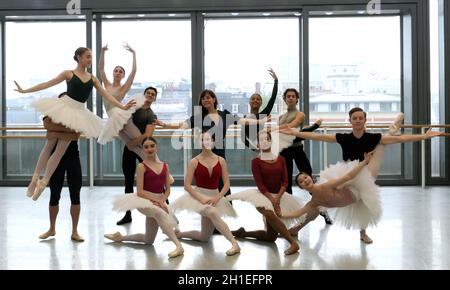 Das Royal Ballet, das Australian Ballet und das Bolschoi Ballet freuen sich, bekannt zu geben, dass über 50 Kompanien am bisher größten #WorldBalletDay teilnehmen werden, der aus sechs Kontinenten auf der ganzen Welt übertragen wird. Nehmen Sie im Vorfeld bis zum 19. Oktober an der größten globalen Tanzherausforderung aller Zeiten Teil und teilen Sie Ihren Jump for Joy mit dem #WorldBalletDay, um an diesem Tag dabei zu sein. Das diesjährige Line-up umfasst 12 Unternehmen, die zum ersten Mal Stockfoto