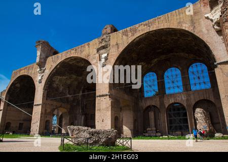 Rom, Italien, April 2018: Die Basilika von Maxentius und Constantine im Forum Romanum in Rom Stockfoto