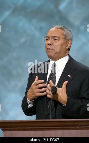 Philadelphia, PA, USA. September 2004. COLIN POWELL, der pensionierte General, spricht am 31. Juli 2000 im ersten Union Center in Philadelphia vor den Delegierten der Republikanischen Konvention von 2000 und sagte, dass eine neue Bush-Regierung eine starke nationale Verteidigung und den Respekt des Rest der Welt haben wird. (Bild: © Bob Daemmrich/ZUMA Press Wire) Stockfoto