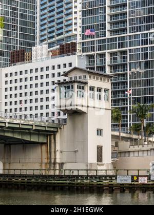 Miami, FL, Vereinigte Staaten - 20 April, 2019: Die Miami Brickell Brücke über den Fluss in der beliebten Innenstadt von Brickell, in Miami, Florida, Vereinigte St Stockfoto