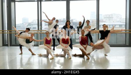 Das Royal Ballet, das Australian Ballet und das Bolschoi Ballet freuen sich, bekannt zu geben, dass über 50 Kompanien am bisher größten #WorldBalletDay teilnehmen werden, der aus sechs Kontinenten auf der ganzen Welt übertragen wird. Nehmen Sie im Vorfeld bis zum 19. Oktober an der größten globalen Tanzherausforderung aller Zeiten Teil und teilen Sie Ihren Jump for Joy mit dem #WorldBalletDay, um an diesem Tag dabei zu sein. Das diesjährige Line-up umfasst 12 Unternehmen, die zum ersten Mal Stockfoto