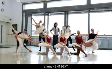 Das Royal Ballet, das Australian Ballet und das Bolschoi Ballet freuen sich, bekannt zu geben, dass über 50 Kompanien am bisher größten #WorldBalletDay teilnehmen werden, der aus sechs Kontinenten auf der ganzen Welt übertragen wird. Nehmen Sie im Vorfeld bis zum 19. Oktober an der größten globalen Tanzherausforderung aller Zeiten Teil und teilen Sie Ihren Jump for Joy mit dem #WorldBalletDay, um an diesem Tag dabei zu sein. Das diesjährige Line-up umfasst 12 Unternehmen, die zum ersten Mal Stockfoto